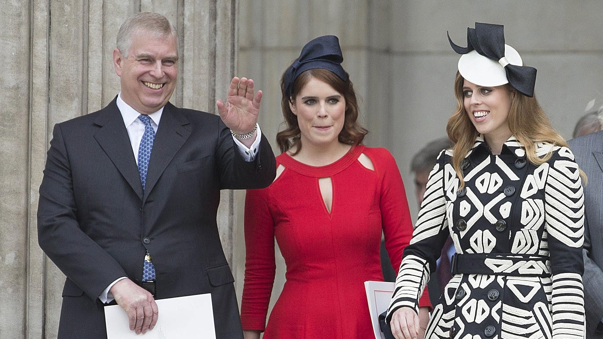 Andrés de Inglaterra, junto a sus hijas Beatriz y Eugenia en una fotografía de archivo. (Shutterstock)