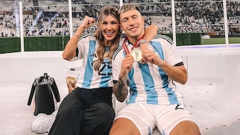 La historia de amor de Lisandro Martinez y Muri López: del flechazo a cómo ella lo sacó del pozo y lo ayudó a ser “un mejor hombre”