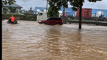 Honduras: Lluvias inundan calles de Puerto Cortés y dificultan el paso de vehículos en varios sectores