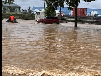 Las inmediaciones de la cancha El Arenal, en el barrio El Porvenir, reportaron dificultades por las precipitaciones. El callejón Nely Brocato también figura entre los sectores afectados por las lluvias. (Foto: Cortesía redes sociales)