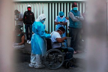 Una médico evalúa a un hombre con síntomas de coronavirus en el área de emergencias del Hospital San Juan de Dios, en Ciudad de Guatemala (Guatemala). EFE/Esteban Biba/Archivo