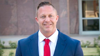 El candidato republicano Josh Barnett