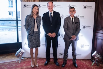 Isela Costantini, CEO de Grupo ST; Javier Bolzico, presidente de la Asociación de Bancos Argentinos (ADEBA) y Roberto Domínguez, fundador de Grupo ST (Gentileza ADEBA)