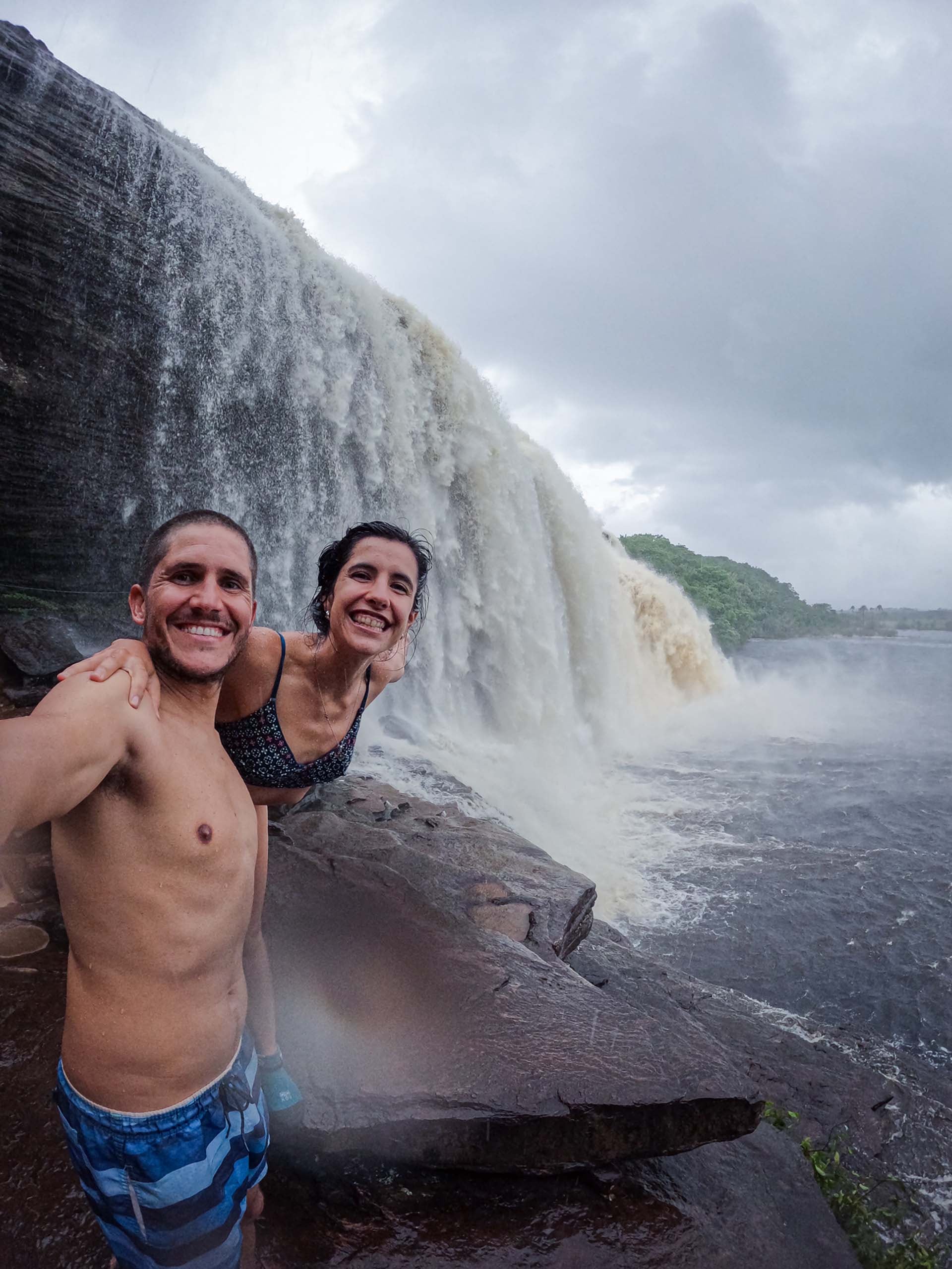 Santiago y Carolina se refrescaron en una de las cascadas antes de llegar al Salto Angel