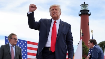 Donald Trump cierra el puño