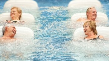 Varios pensionistas disfrutan de un