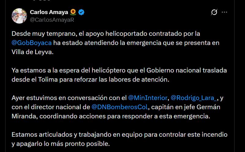 Carlos Amaya informó que desde temprano un helicóptero contratado por la Gobernación atiende la emergencia por el incendio en Villa de Leyva - crédito @CarlosAmayaR/X