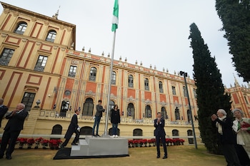 Moreno Bonilla, presidiendo el izado