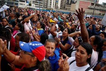 Los maestros cantaron consignas en