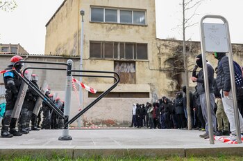 Ertzainas y okupas frente a frente (EFE/ Luis Tejido)