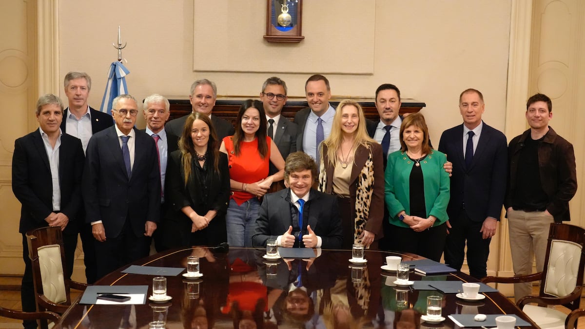 Javier Milei junto a su gabinete