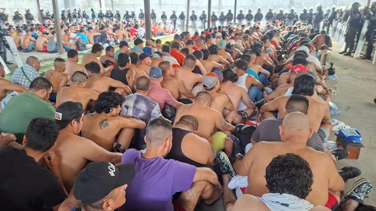 La Dirección General del Sistema Penitenciario de Guatemala trasladó a 56 reos desde la cárcel de Puerto Barrios, Izabal, hacia otros centros penitenciarios. (Sistema Penitenciario)