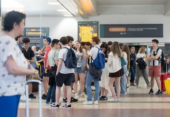 Varias personas en la estación de Chamartín, a 19 de junio de 2024, en Madrid (España). (Eduardo Parra/Europa Press)