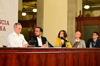 Durante las conferencias vespertinas de