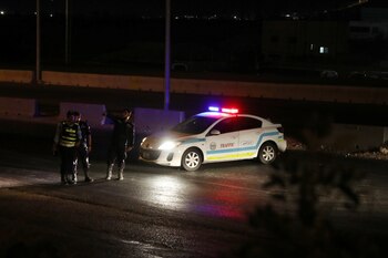 la policía controla vehículos entre