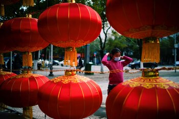 FOTO DE ARCHIVO: Una niña con mascarilla en una calle decorada para las celebraciones del Año Nuevo Lunar en Wuhan, provincia de Hubei, China, el 8 de febrero de 2021. REUTERS/Aly Song