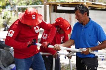 La Cruz Roja Salvadoreña distribuye filtros para purificación de agua, kits de limpieza, depósitos y transferencias monetarias para atender la sequía./ (Cruz Roja Salvadoreña)