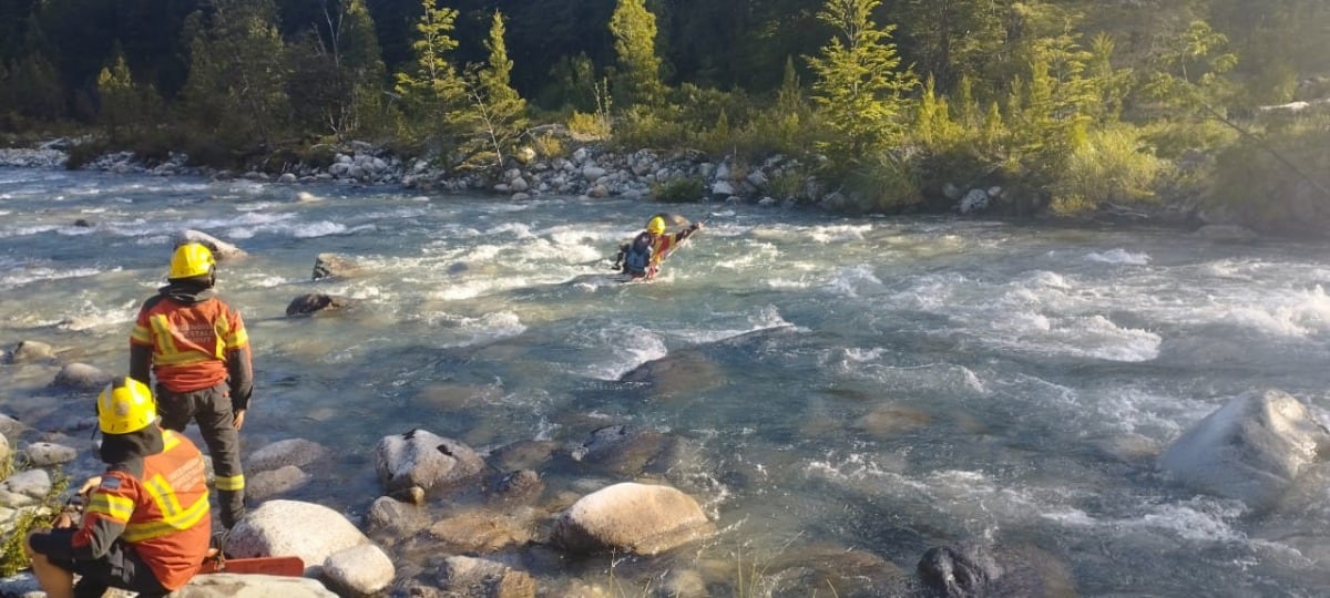 Unos 60 brigadistas enfrentan condiciones extremas y acceso limitado para combatir el fuego en El Turbio, Chubut (Gentileza SPLIF Chubut/Diario Río Negro)