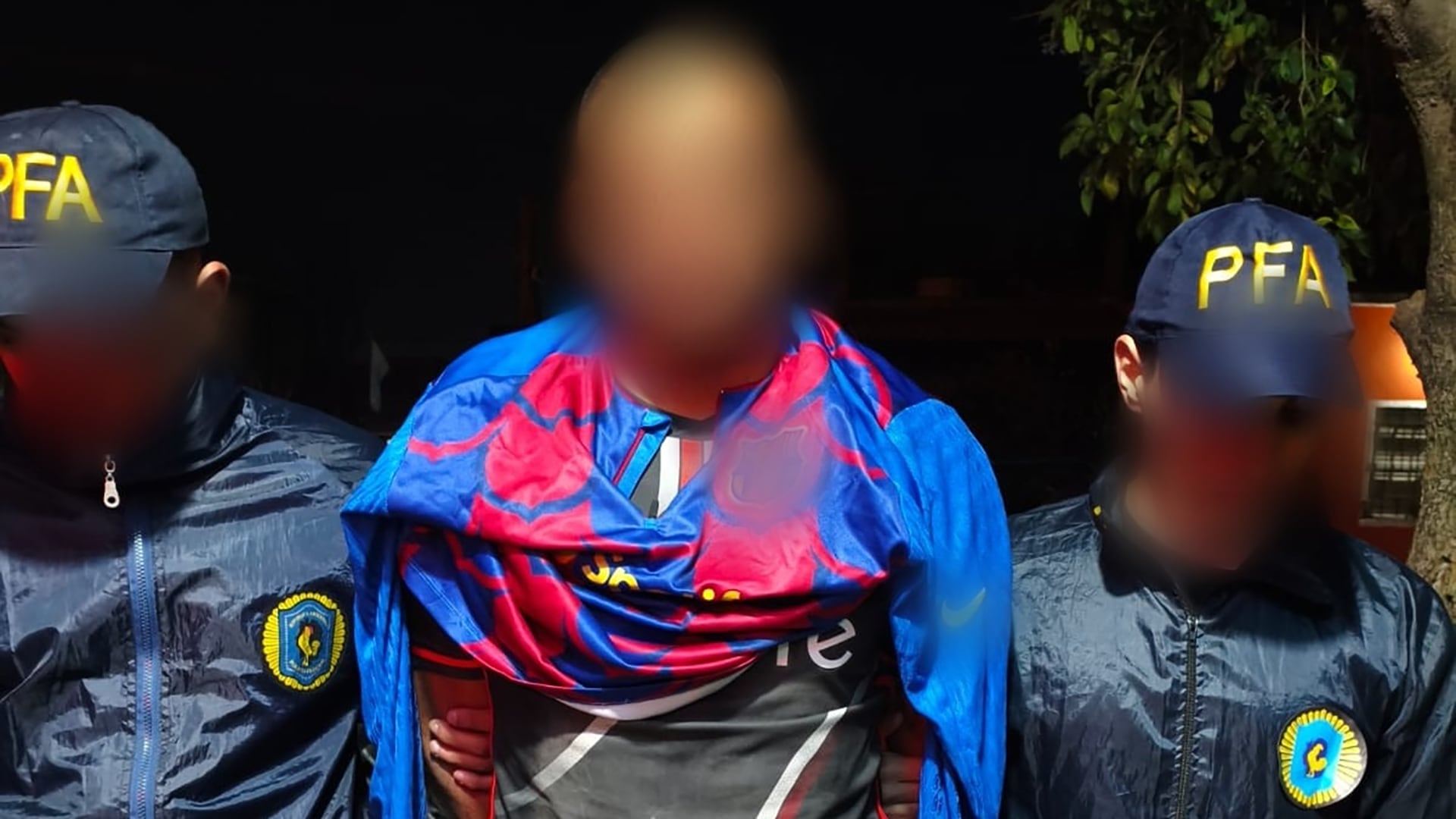 Cuando el sospechoso advirtió la presencia de los agentes intentó escapar y se resistió a la detención