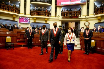 Sagasti fue acompañado al hemiciclo