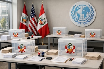 Urnas transparentes con escudos peruanos, sobres, boletas apiladas, sellos, actas, mesas, banderas de Perú y Estados Unidos, logo JNE.