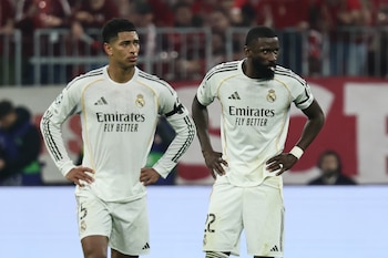 Jude Bellingham (i) y Antonio Rudiger, del Real Madrid, tras encajar el 3-3 ante el Bayern en la vuelta de cuartos de la Champions. EFE/EPA/RONALD WITTEK