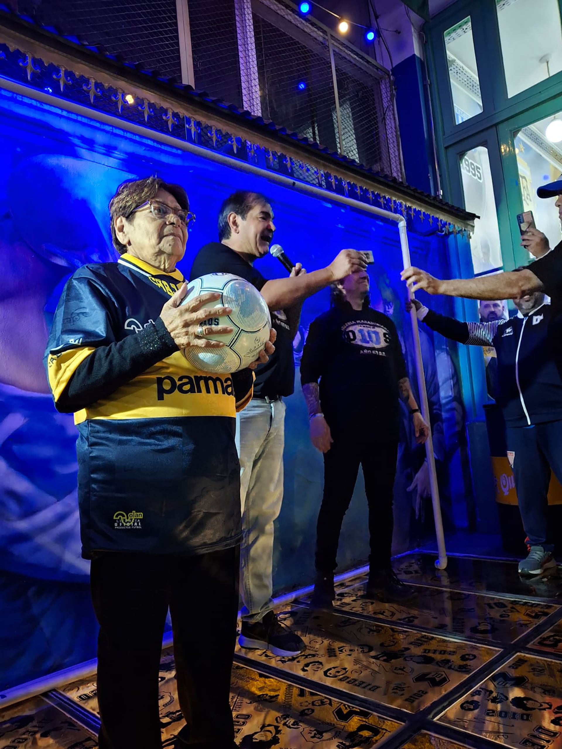 Ana, otra de las hermanas de Diego, con una pelota y la camiseta de Boca