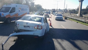 Brutal choque en Panamericana: dio marcha atrás, chocó contra otro auto y dos personas resultaron heridas