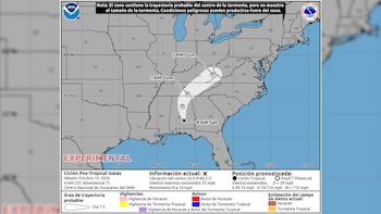 Mapa meteorológico con un cono de trayectoria gris y símbolos de ubicación sobre varios estados del este de Estados Unidos