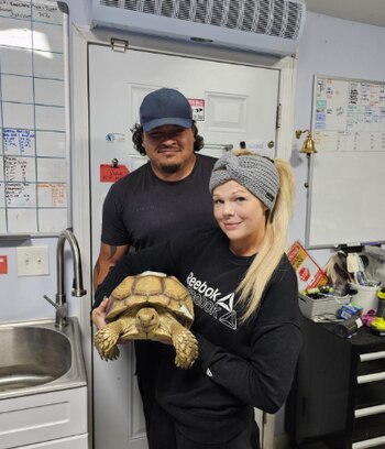 Tiffany y su prometido, Adam