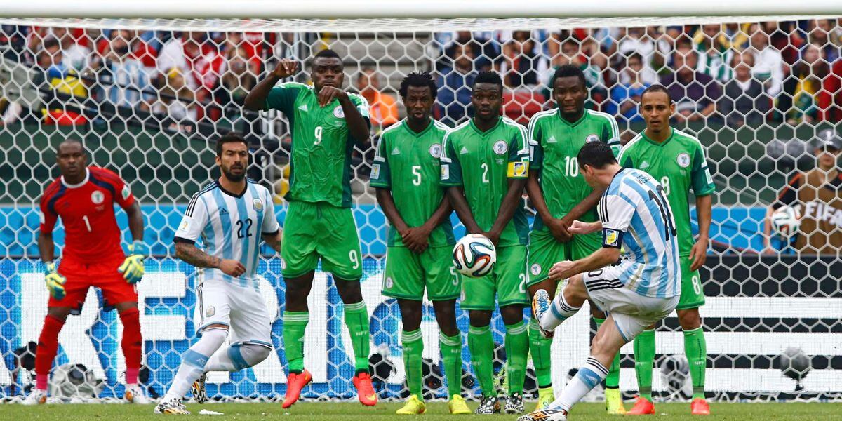 Lionel Messi ejecuta un exquisito tiro libre que termina en gol para Argentina (REUTERS)