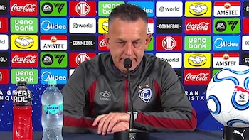 “¿Preocupante?”: nuevo explosivo cruce del entrenador argentino de Cienciano con un periodista tras golear por 6-1 a Botafogo en la Copa Sudamericana