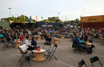 Personas asisten a un teatro