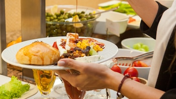 Un experto en seguridad alimentaria alerta del peligro del buffet libre en los hoteles: “Uno de los mayores focos de contaminación microbiana”