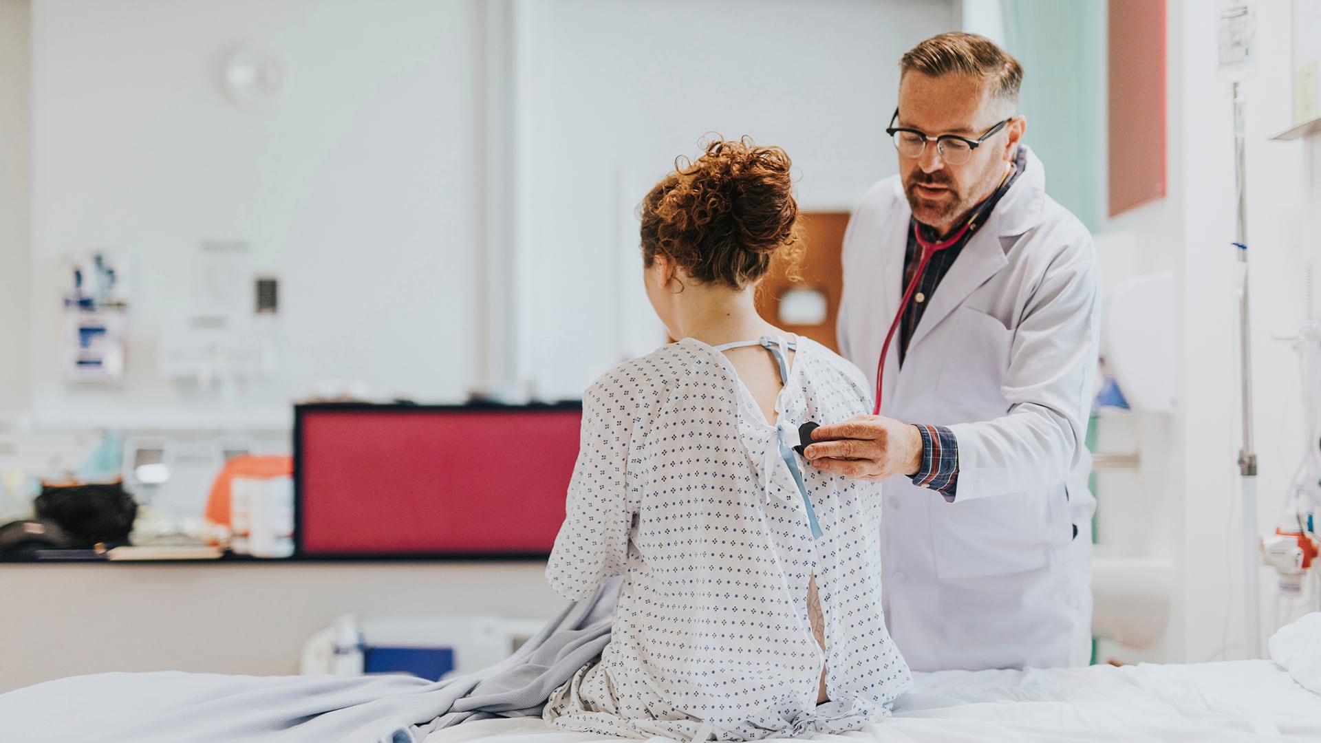 El COVID Prolongado se caracteriza por síntomas como fatiga extrema y confusión mental que persisten meses después de la infección aguda (Freepik)