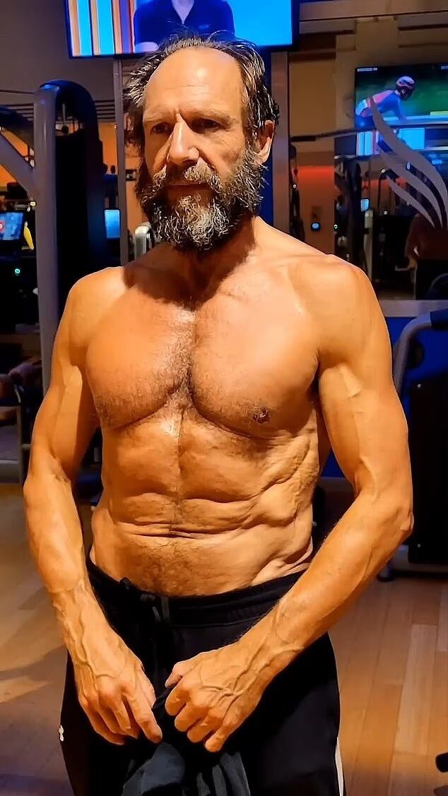 Ralph Fiennes siguió un entrenamiento adecuado a su edad. (Instagram/Dan Avasilcai)