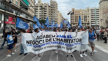 Una manifestación reclama en València "bajar" los precios del alquiler: "Acabemos con este negocio"