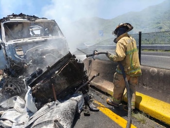 Tres vehículos particulares y dos unidades de carga fueron consumidos por el fuego, informó la Secretaría de Seguridad y Protección Ciudadana de Nayarit. (Crédito: redes sociales)