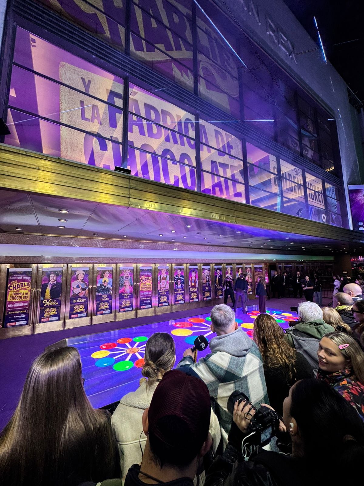La fachada del Teatro Gran Rex en Buenos Aires iluminada para el estreno de