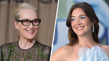 Meryl Streep con gafas negras a la izquierda y Billie Lourd con sombras azules a la derecha, separadas por una línea diagonal.