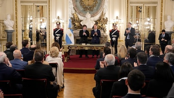 Javier Milei le toma juramento a al nuevo Jefe de Gabinete, Diego Santilli