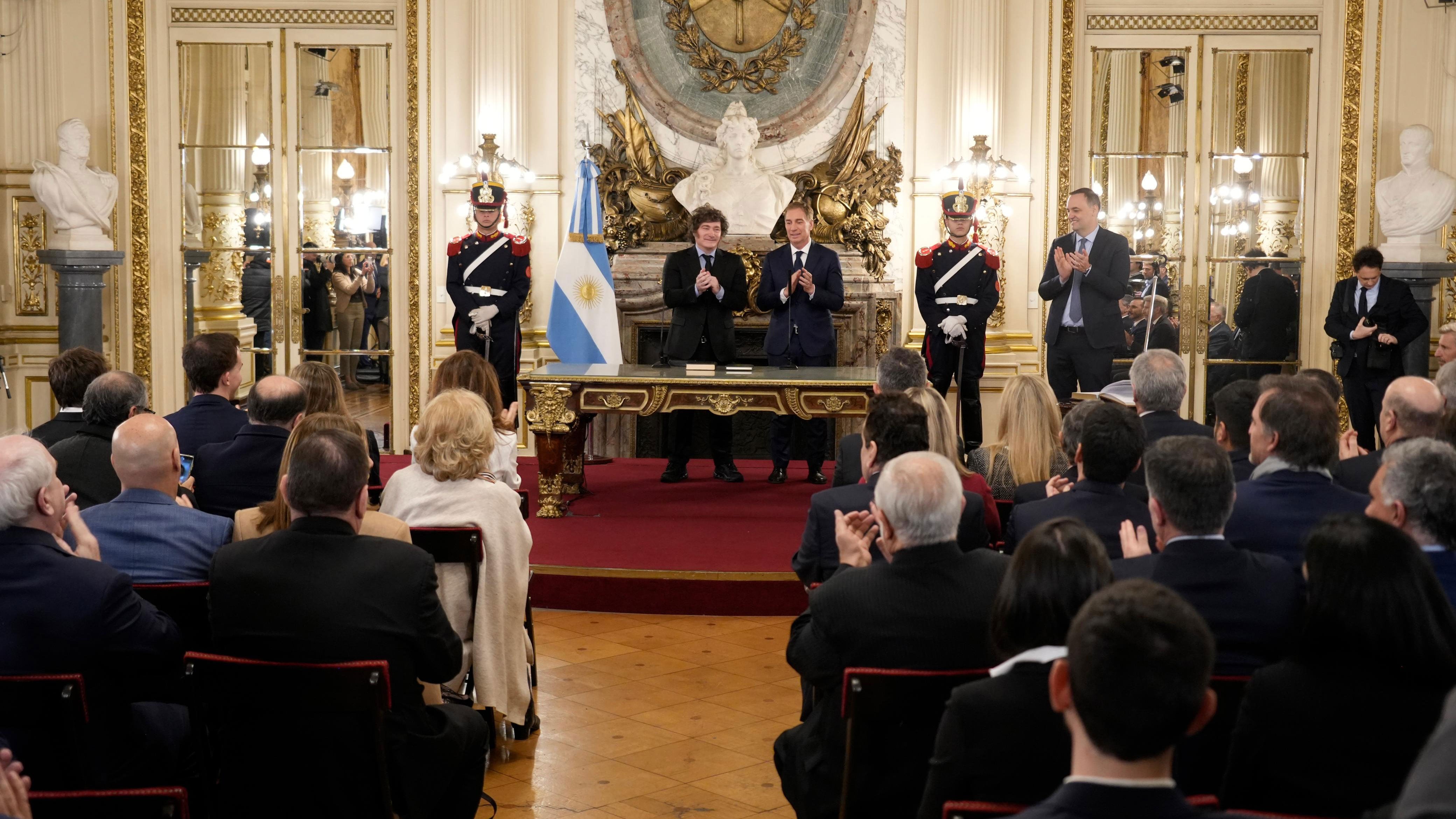 El día de la jura de Diego Santilli ante el presidente Milei, en el Salón Blanco de la Casa Rosada