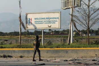 Un soldado haitiano patrulla frente