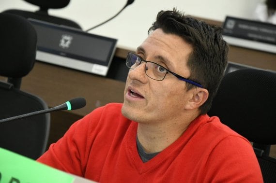 Julián Espinosa cuestionó si los 298.858 cupos de alojamiento temporal anunciados por el distrito estarían realmente disponibles y abastecidos después de un sismo - crédito Concejo de Bogotá