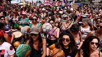 Miles de mujeres claman en