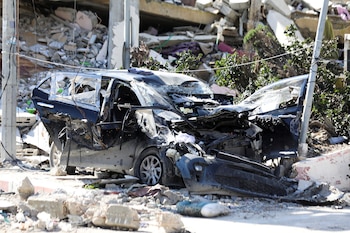 Un auto destruido donde fue hallado el cuerpo de Hind Rajab, junto a los de cinco familiares, en Ciudad de Gaza; también murieron los dos socorristas que fueron a rescatarla (REUTERS/Stringer)