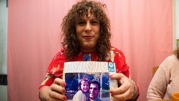 Cristina con una foto en