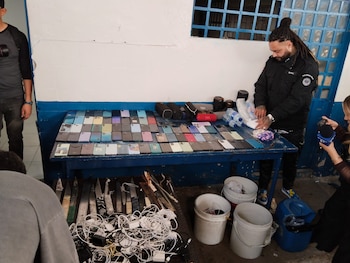 Funcionarios del Inpec muestran parte