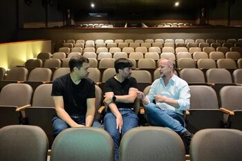 En Castelli, junto al intendente