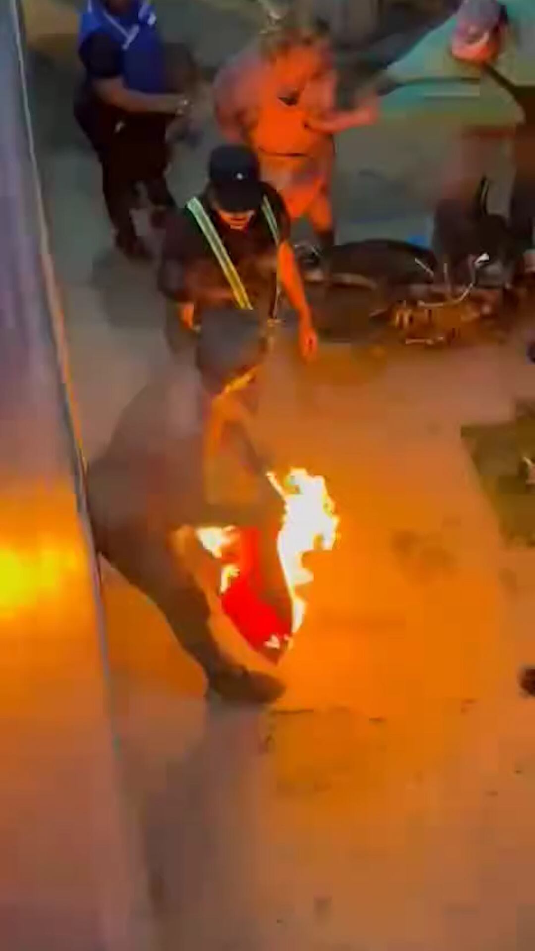 El incidente se originó tras detener a un menor que circulaba sin casco, licencia ni seguro en la moto